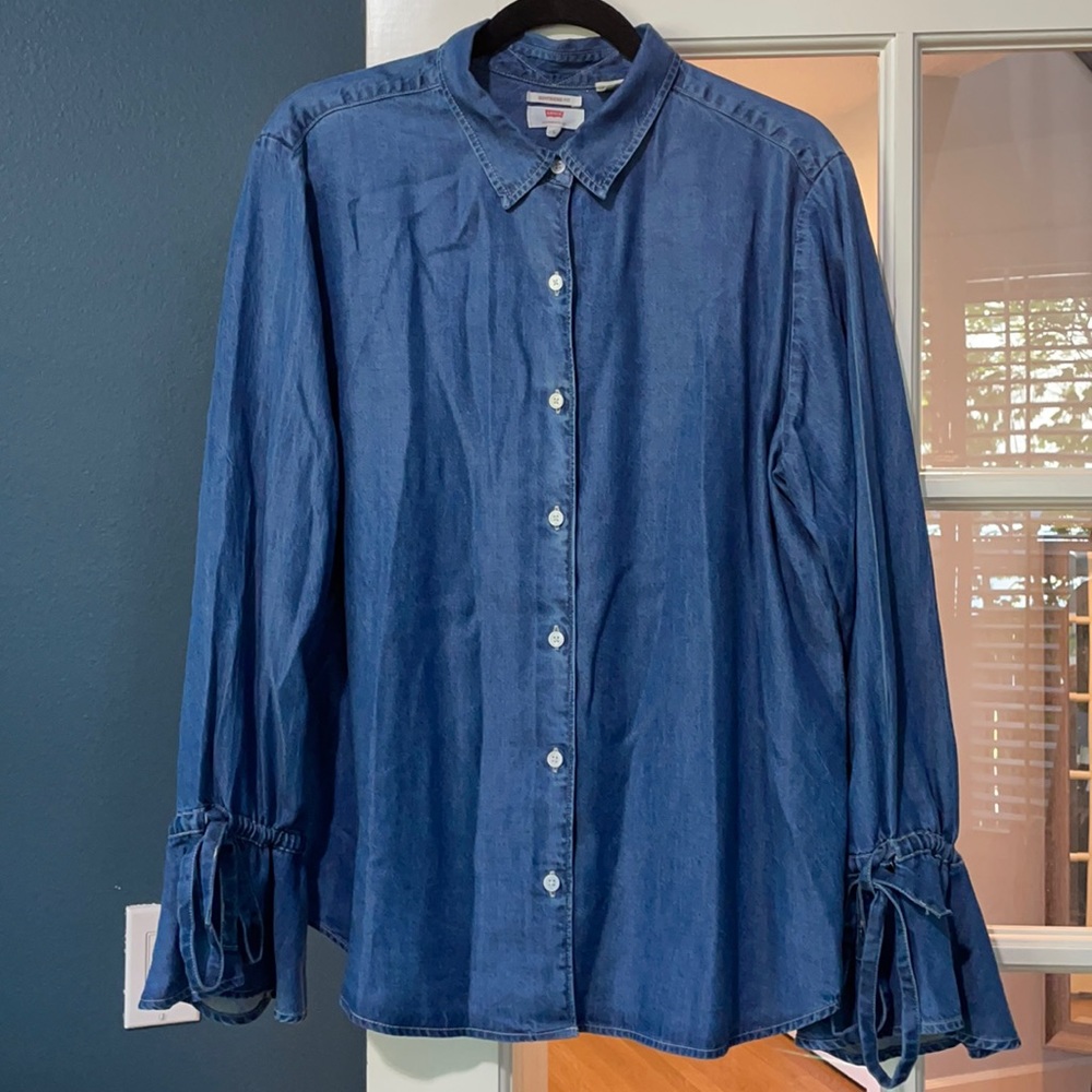 Boyfriend got LEVIS top , size L